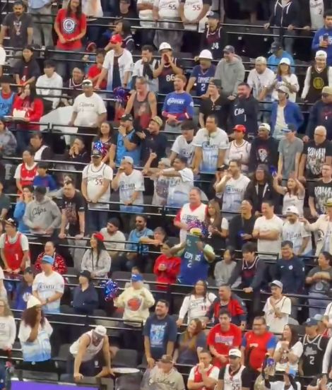 誅心瞭！開拓者球員罰球時，快船主場球迷齊聲喊“FBI”